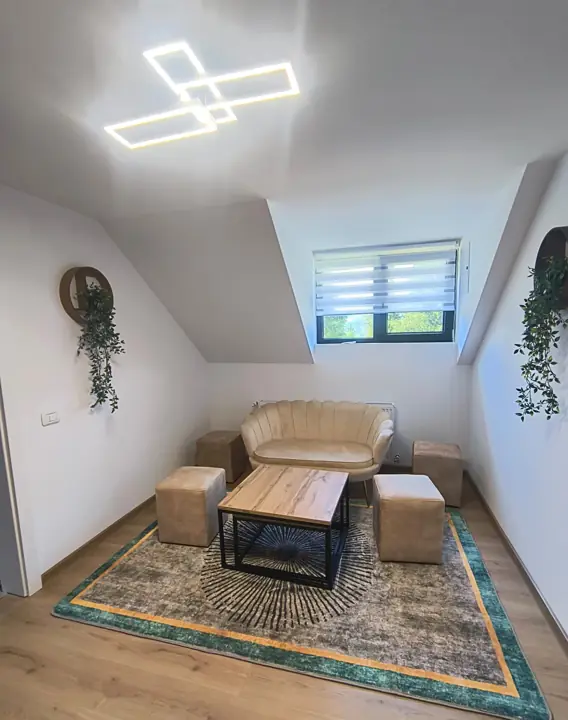 Zona de living din apartamentul cu 2 camere