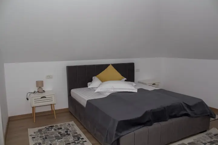 Dormitor la etaj cu pat matrimonial