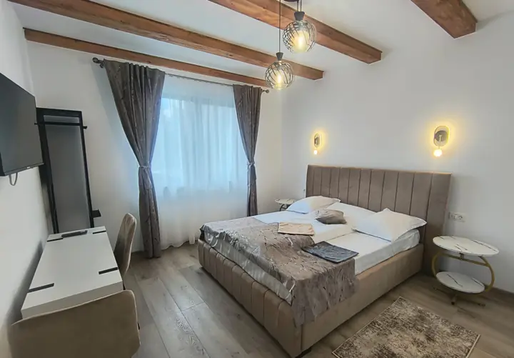 Cameră dublă luminoasă cu grinzi de lemn