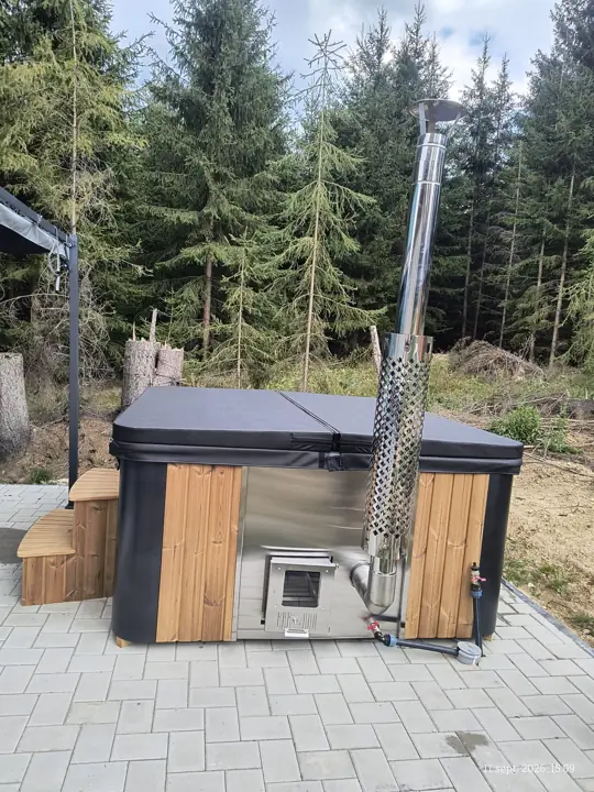 Ciubăr jacuzzi exterior între brazi